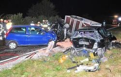 Noch an der Unfallstelle starben zwei Insassen des BMW. GEA-FOTO: MEYER