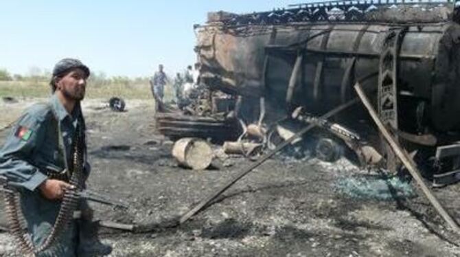 Einer der explodierten Tanklastwagen in der Provinz Kundus.
ARCHIVFOTO: DPA