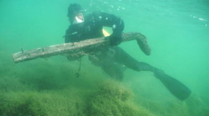Tauch-Archäologen bergen derzeit vor der Insel Reichenau ein über 600 Jahre altes Schiffswrack.
FOTO: DPA