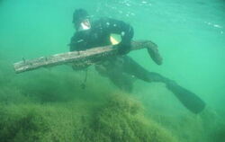 Tauch-Archäologen bergen derzeit vor der Insel Reichenau ein über 600 Jahre altes Schiffswrack.
FOTO: DPA