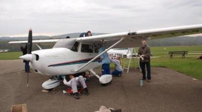 Ein Schulprojekt der besonderen Art: Gebäudereiniger-Azubis polieren eine Cessna. Als Dank gab es einen Rundflug über die Schwäb