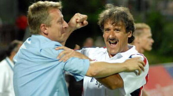 Geschäftsführer Klaus Weiss (links) und Trainer Roland Seitz jubeln.  FOTO: AVANTIME