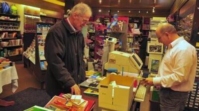 Die in Mössingen angesiedelten Großmärkte nehmen dem Fachhandel die Kundschaft weg. Dieter Pflug (rechts) muss deshalb sein Schr