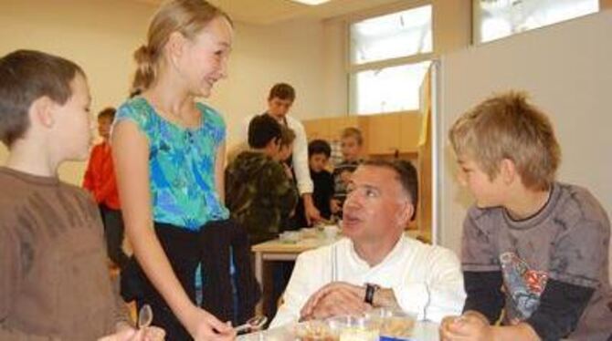 Die Erpfinger Grundschüler sind gestern bei Sternekoch Gerd Windhösel in die Geschmacksschule gegangen.  FOTO: HÄUSSLER