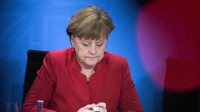 Bundeskanzlerin Angela Merkel am Freitag während einer Pressekonferenz im Bundeskanzleramt. Foto: Bernd von Jutrczenka