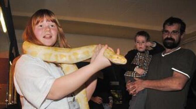 Das macht was her: Sabrina Kleinert mit einer Albinotigerpython.  GEA-FOTO: MEYER
