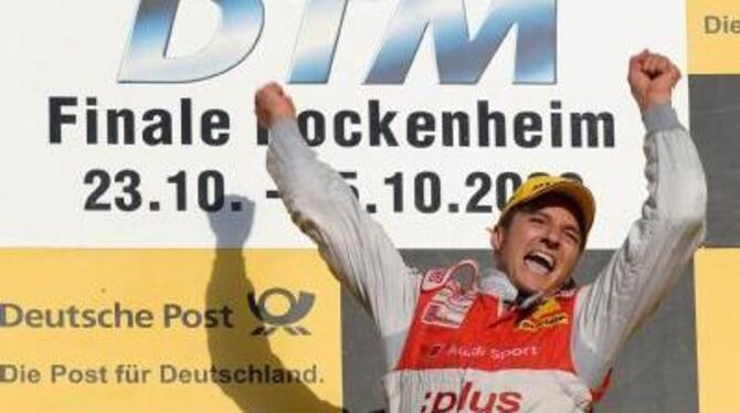Timo Scheider jubelt während der Siegerehrung auf dem Hockenheimring.
FOTO: DPA