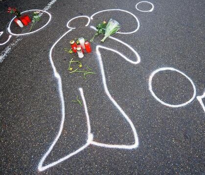 Kreidespuren zeigen den Umriss des Amokläufers Tim K. vor einem Autohaus in Wendlingen am Neckar, wo er sich erschossen hatte