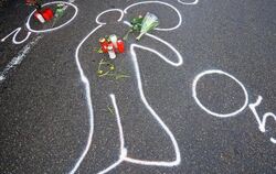 Kreidespuren zeigen den Umriss des Amokläufers Tim K. vor einem Autohaus in Wendlingen am Neckar, wo er sich erschossen hatte
