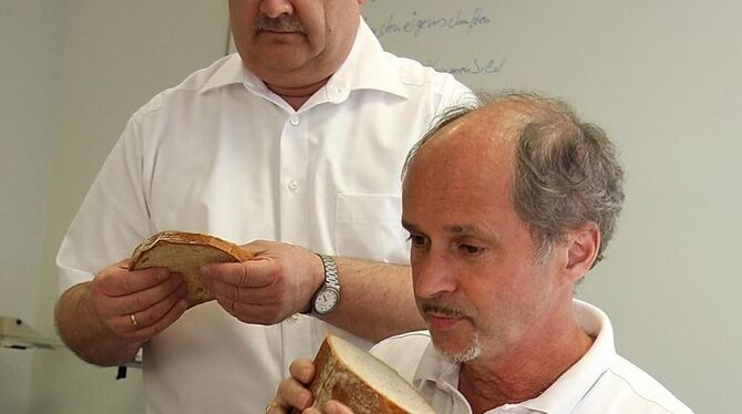 Zum Hineinbeißen: Das tun die Brotprüfer Manfred Stiefel (links) und Frank Sautter.  FOTOS: BAIER