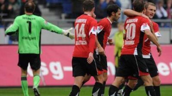 Die Hannoveraner bejubeln das 1:0, Stuttgarts Lehmann (links) reklamiert Abseits.
FOTO: DPA