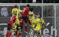 Der Leverkusener Manuel Friedrich (rotes Trikot) erzielt den Ausgleich zum 1:1 per Kopf.
FOTO: DPA