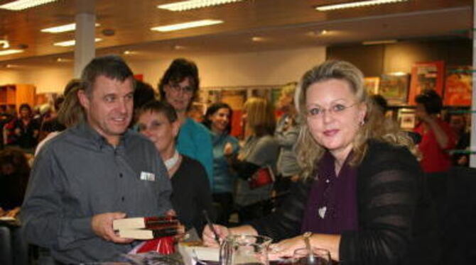 Petra Durst-Benning beim Signieren ihres neuen Historienromans.
FOTO: SCHEURER