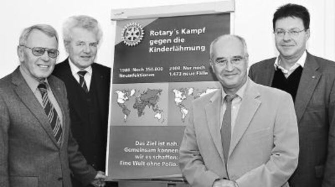 Gemeinsam gegen Polio: (von links) Siegfried Henzler, Stefan Schultes, Norbert Kirchmann und Michael Krug. Kirchmann dirigiert d