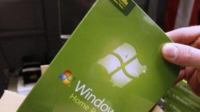 In der grünen Schachtel steckt mit Windows 7 der Hoffnungsträger von Microsoft. FOTO: DPA