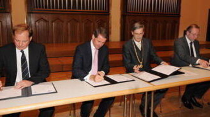 Im Festsaal der Universität Tübingen wurden zwei Kooperationsverträge unterzeichnet (von links): IHK-Hauptgeschäftsführer Wolfga