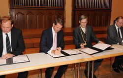 Im Festsaal der Universität Tübingen wurden zwei Kooperationsverträge unterzeichnet (von links): IHK-Hauptgeschäftsführer Wolfga