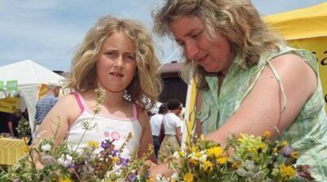 Kleine und große Blumenliebhaberinnen konnten beim Hoffest nach Herzenslust die prächtigsten Sträuße komponieren.
FOTO: BAIER
