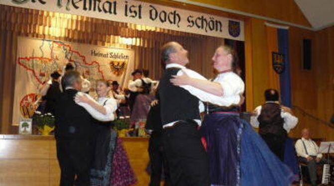 Die Donauschwäbische Tanz- und Folklore-Gruppe Reutlingen bereicherte den Abschluss der 57. Schlesischen Kulturtage.  FOTO: SOL