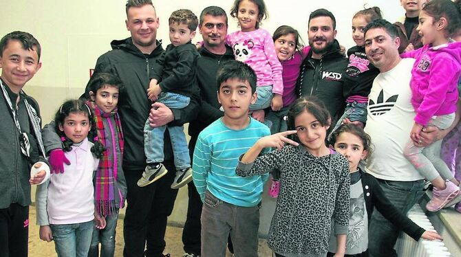 Die Security-Fachleute im Fernmeldeamt kommen nicht nur bei den Kindern der Flüchtlinge gut an. FOTO: LEISTER