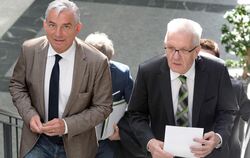 Thomas Strobl (links), der Landesvorsitzende der CDU Baden-Württemberg und Winfried Kretschmann (Bündnis 90 / Die Grünen), Minis