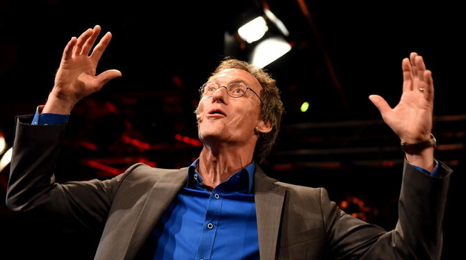 Dieter Baumann in seinem Element bei der Moderation.