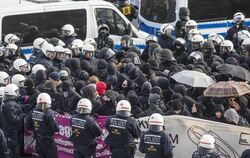 Ein massives Polizeiaufgebot beim AfD-Bundesparteitag soll die Blockade des Stuttgarter Messegeländes verhindern. Foto: Chris