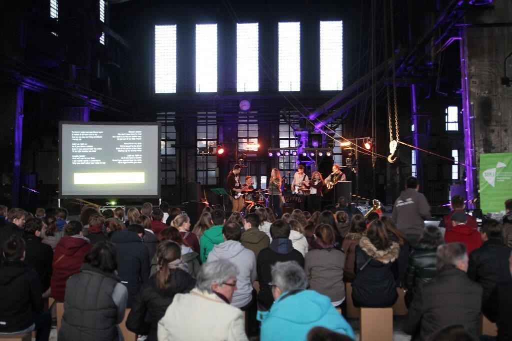Jugendgottesdienst in der großen Schmiedehalle Henning-Areal Metzingen
