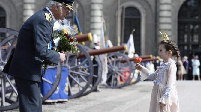 Glückwünsche und Blumen für den König. Foto: Henrik Montgomery