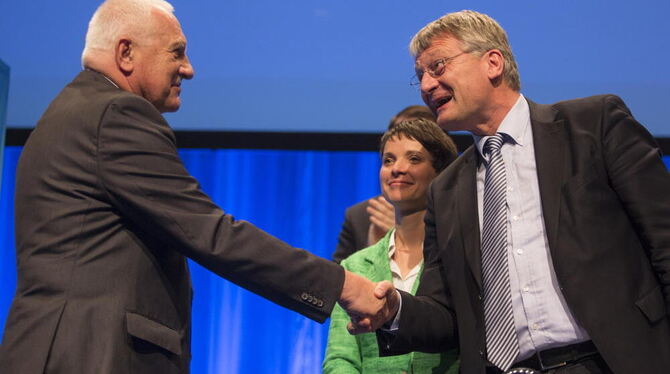 Der tschechische Politiker Vaclav Klaus (links) bedankt sich beim Bundesparteitag der Alternative für Deutschland (AfD) auf dem