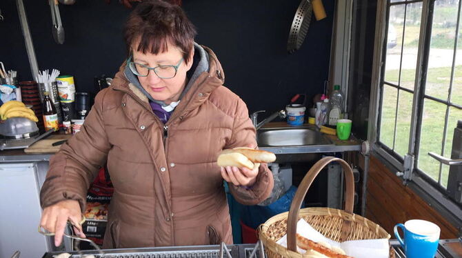 Die Imbiss- und Raststättenbetreiberin Christina Wagner steht am Grill