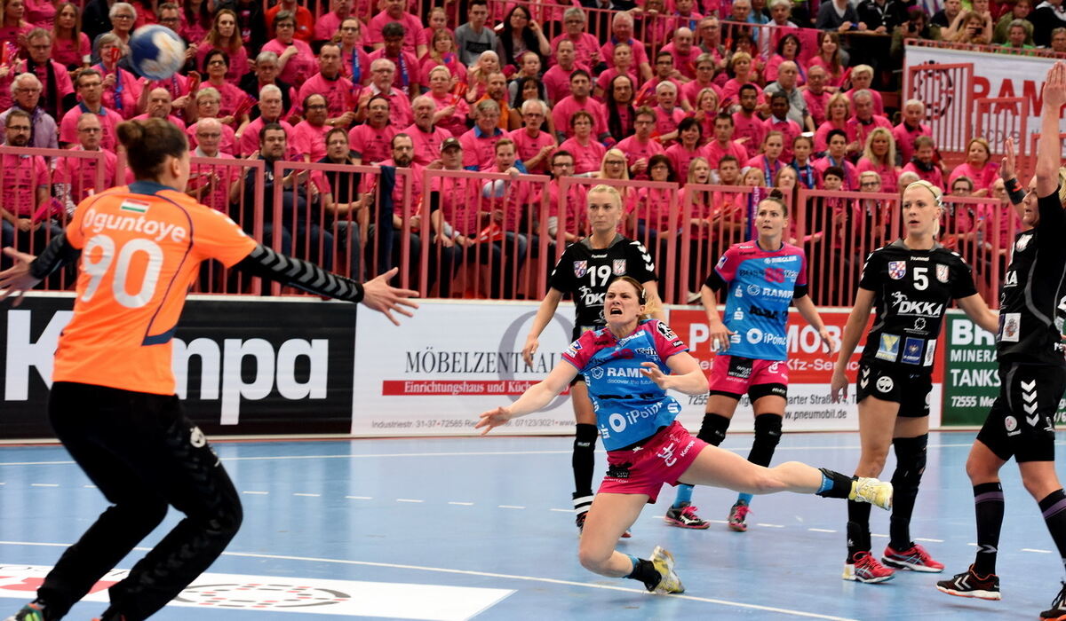 TuS Metzingen - Dunaujvaros KKA 28:26