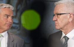 Thomas Strobl (l), Landesvorsitzender der CDU, und Winfried Kretschmann (r, Bündnis 90/Die Grünen), Ministerpräsident von Bad
