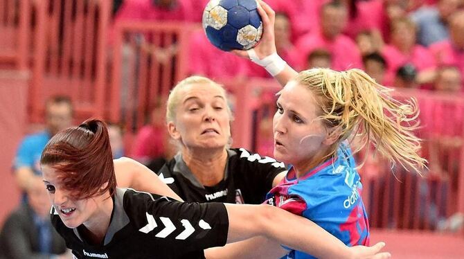 Kampfgeist: Die sechsfache TuS-Torschützin Tonje Löseth (rechts) setzt sich hier gegen (von links) Dunaujvaros-Torjägerin Anna K Kampfgeist: Die sechsfache TuS-Torschützin Tonje Löseth (rechts) setzt sich hier gegen (von links) Dunaujvaros-Torjägerin Anna K