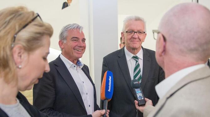Der Landesvorsitzende der CDU Baden-Württemberg, Thomas Strobl (2.v.l.), und Winfried Kretschmann (2.v.r.), Ministerpräsident vo