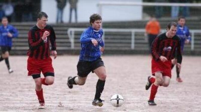 Auf und davon: Diesem Sturmlauf des Pfullingers Moritz Krasser (Mitte) folgte die 1:0-Führung im Spiel gegen den VfB Bösingen.
F