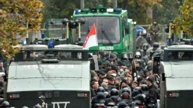 Hunderte Teilnehmer einer rechtsextremen Demonstration werden in Leipzig von der Polizei zusammengedrängt.
FOTO: DPA