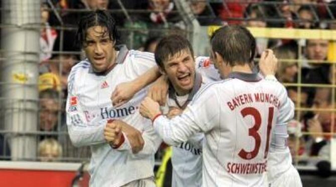 Münchens Müller (m) feiert sein Tor mit Luca Toni (l) und Bastian Schweinsteiger.
FOTO: DPA