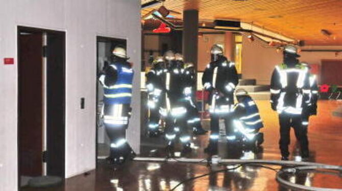 Atemschutzträger der Gomaringer Feuerwehr dringend zum Brandherd im Putzraum im Untergeschoss vor.
GEA-FOTO: MEYER