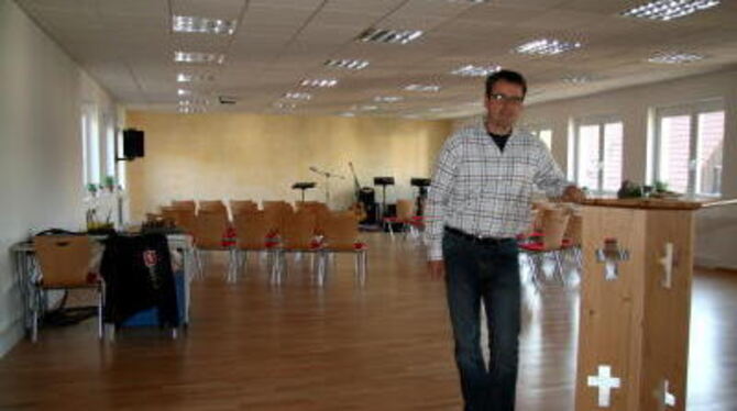 Der Pastor der freikirchlich-evangelischen Gemeinde »Shelter Alb« im großen Saal des neuen Domizils in Großengstingen, in dem so