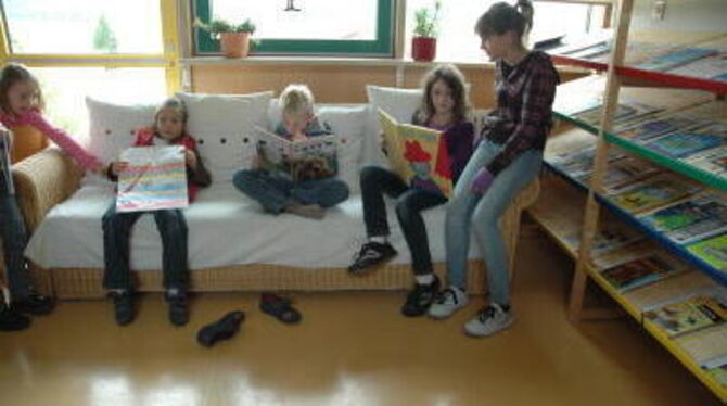 Ein gemütliches Sofa erleichtert in der Lonsinger Grundschule selbst weniger Buchbegeisterten den Zugang zur Lesewelt. GEA-FOTO:
