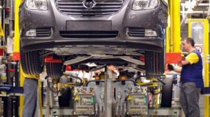 Opel-Mitarbeiter fürchten um ihre Arbeitsplätze.
FOTO: DPA