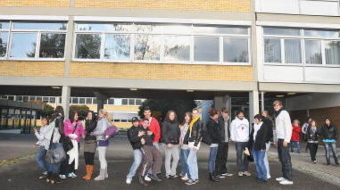 Die Theodor-Heuss-Schule aktuell mit fröhlichen Schülern.  FOTO: TRINKHAUS