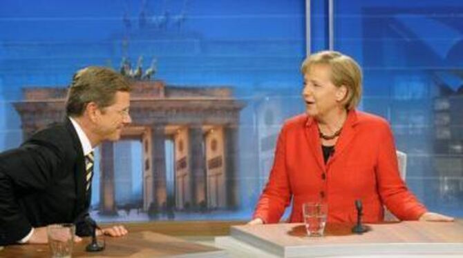FDP-Chef Guido Westerwelle macht Bundeskanzlerin Angela Merkel schon am Wahlabend Avancen.
FOTO: DPA
