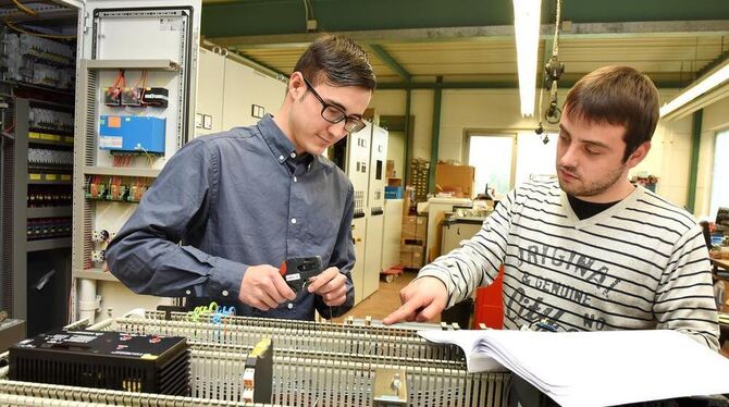 Alejandro Herrera Aguado (links) und Kevin Declara Nuñez haben einen Ausbildungsplatz bei der Pliezhäuser Firma Eggs Elektroanla