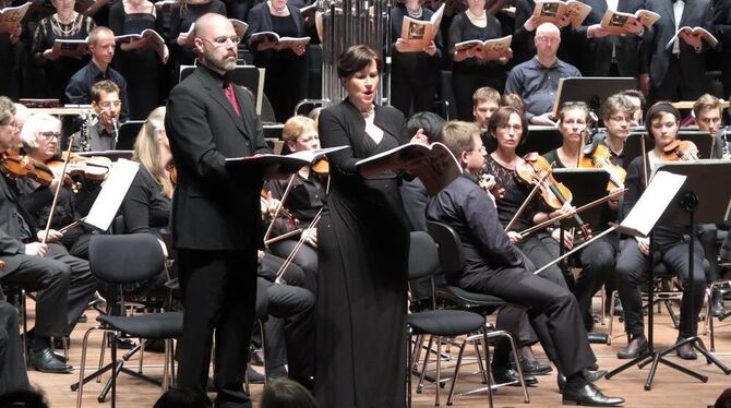 Berührende Stimmen: Tenor Andreas Post als Shanty und Sopranistin Miriam Meyer als Mary Dee in der Stadthalle. GEA-FOTO: KNAUER