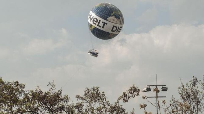 Der Aussichts-Fesselballon nahe dem Checkpoint Charlie wird zum Spielball von Windböen. Foto: Paul Zinken
