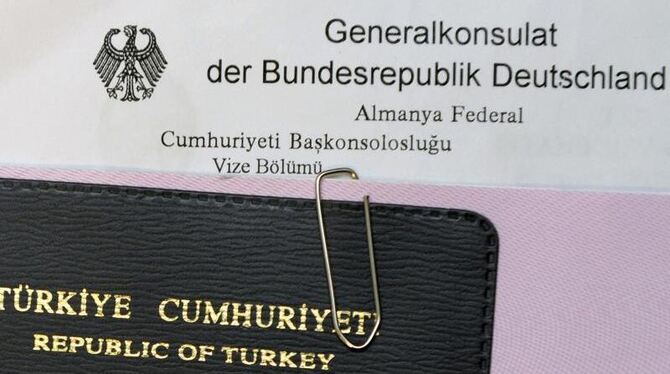 Türkischer Pass in der Visastelle des deutschen Generalkonsulats in Istanbul: Müssen türkische Bürger weiterhin ein Visum für
