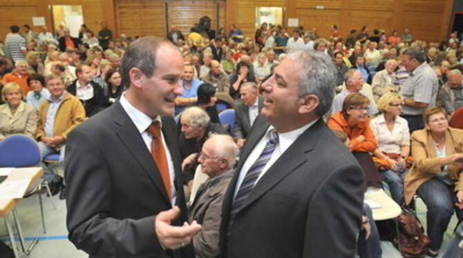 Kandidaten unter sich: Uwe Morgenstern (links) und Norbert Zerr wollen beide Bürgermeister in Sonnenbühl werden. FOTO: TRINKHAUS