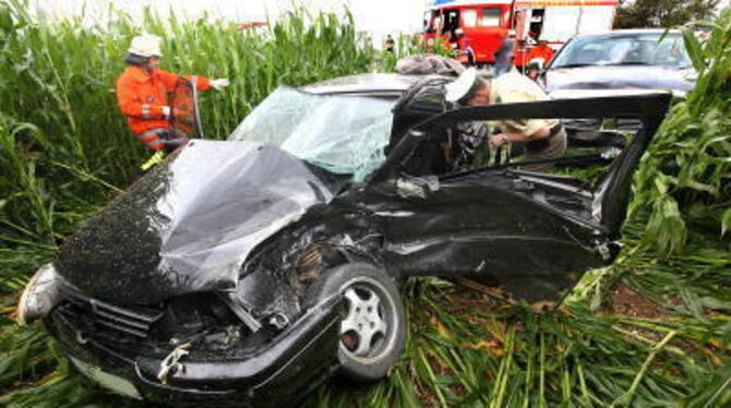 Mit schweren Verletzungen kam der Fahrer des Golf ins Krankenhaus. FOTO: WARNACK